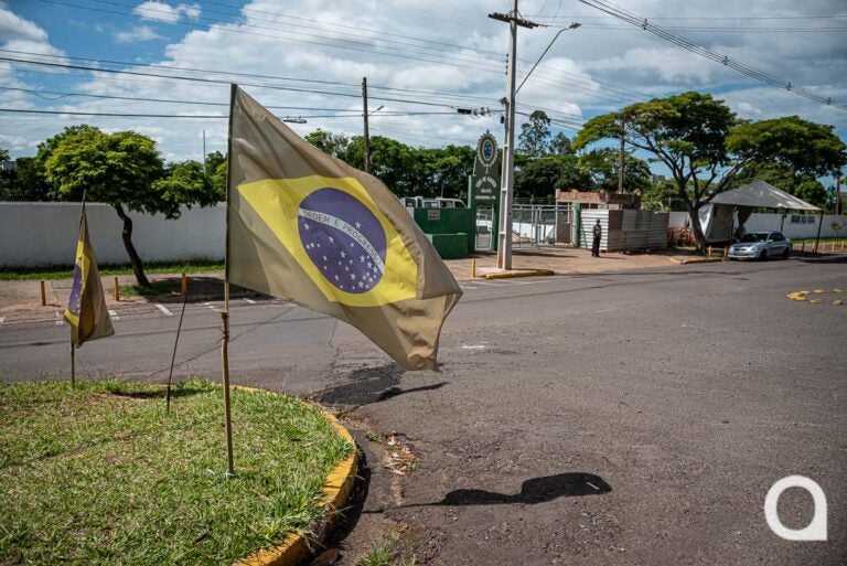 ‘Patriotas’ desmontam estrutura em frente ao Tiro de Guerra de Umuarama