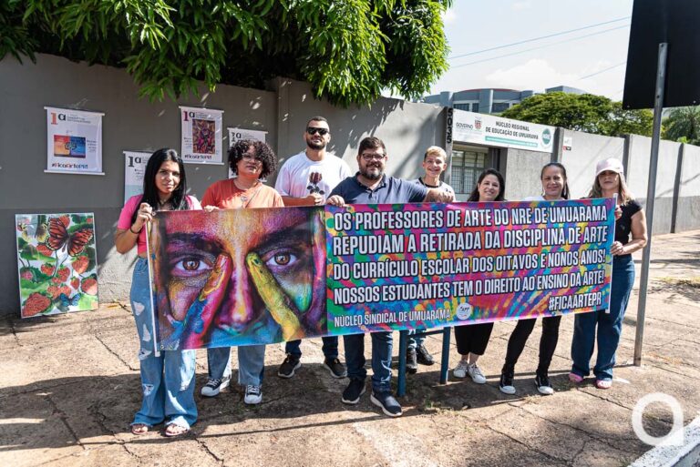 Professores protestam contra o fim das aulas de Arte em frente ao Núcleo Regional de Umuarama