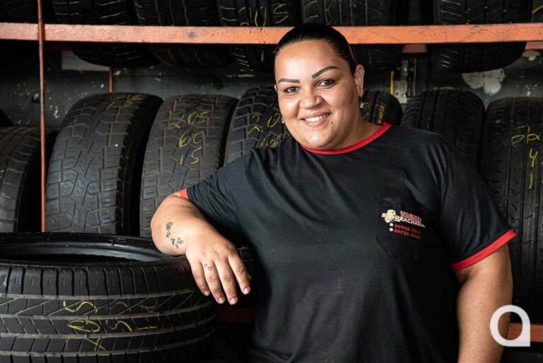 Após deixar trabalho em supermercado, mulher se destaca como borracheira em Umuarama