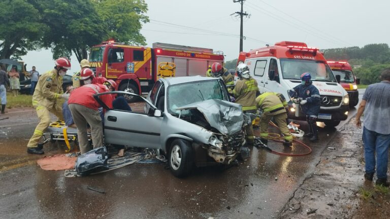 Vítima fica presa às ferragens após colisão na rodovia entre Umuarama e Xambrê