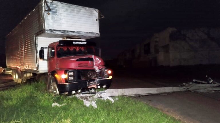 Caminhão colide em poste e deixa região do parque de exposições sem energia elétrica