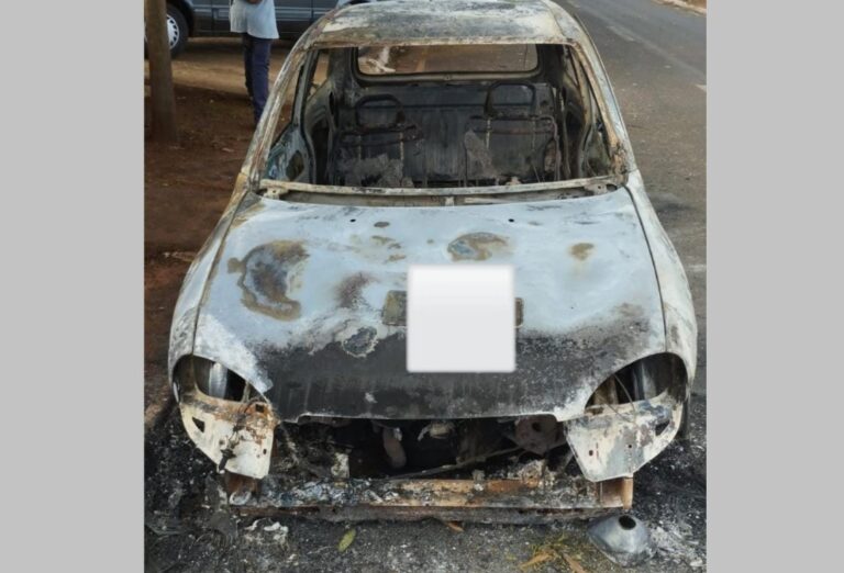 Carro pega fogo durante a madrugada na frente da casa do dono em Francisco Alves