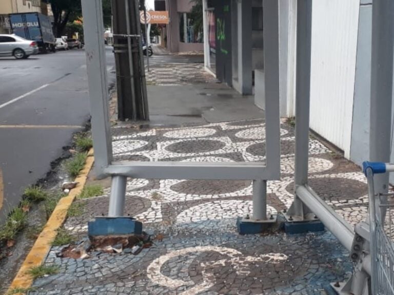 Usuários do transporte público se queixam de ponto de ônibus danificado há meses