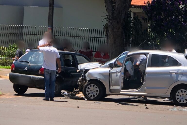 Colisão entre dois carros é registrada no cruzamento da Rolândia com a Getúlio Vargas