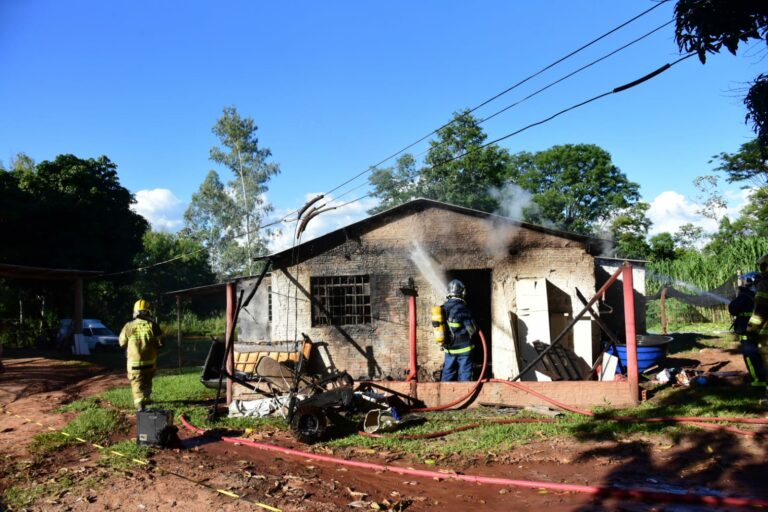 Casal que perdeu tudo em incêndio conta com ajuda da comunidade para construir nova casa