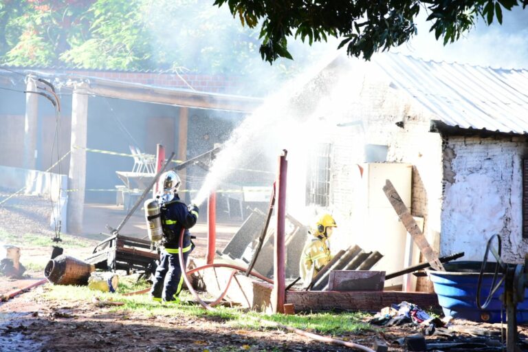 Bombeiros combatem incêndio em residência no Parque Jabuticabeiras
