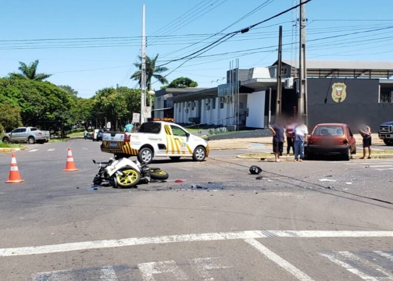 Colisão entre carro e moto é registrada na esquina da Delegacia de Umuarama