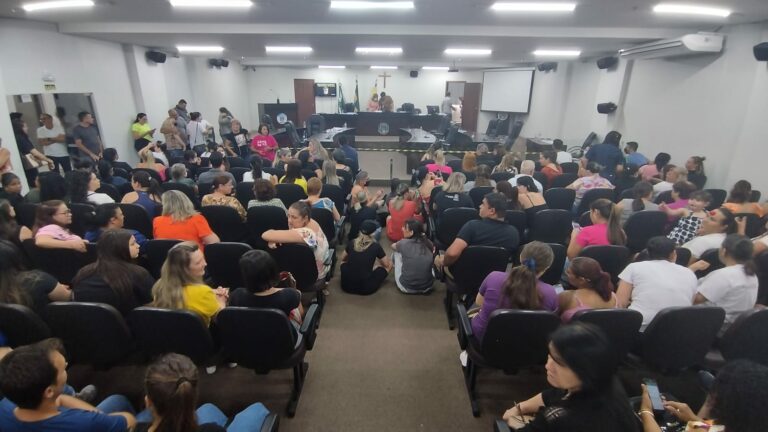 Umuarama: Após protestos de servidores públicos, prefeito retira projetos da pauta de votação
