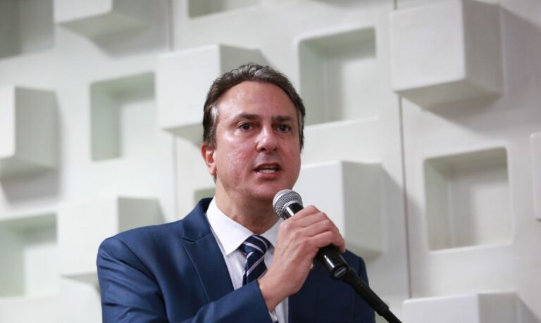 Portaria é assinada e piso nacional dos professores sobe para R$ 4.420,55