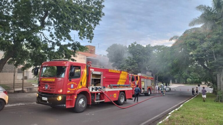 Incêndio destrói equipamentos de empresa na avenida Apucarana, em Umuarama