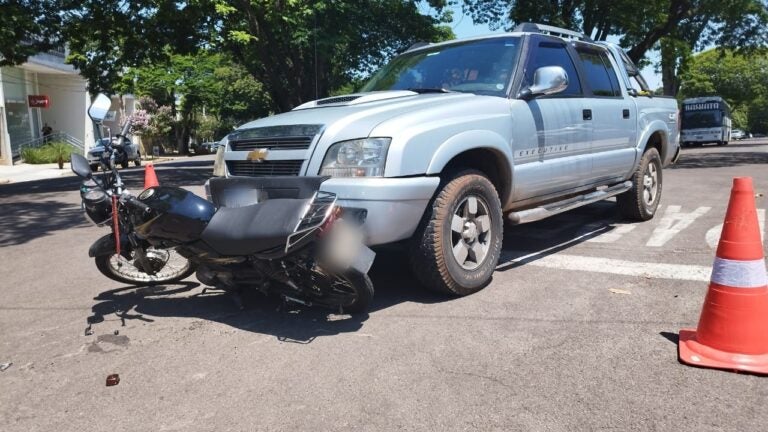 Entregador fica ferido após colisão perto da Agência do Trabalhador de Umuarama