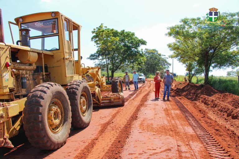Cruzeiro do Oeste: prefeita visita obra de pavimentação no bairro Cafeeiros