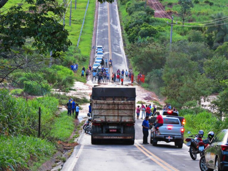 Rio passa por cima de aterro na rodovia PR-082 entre Ivaté e Douradina