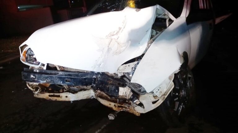 Motorista fica ferido após veículo passar em buraco e bater em poste, em Umuarama