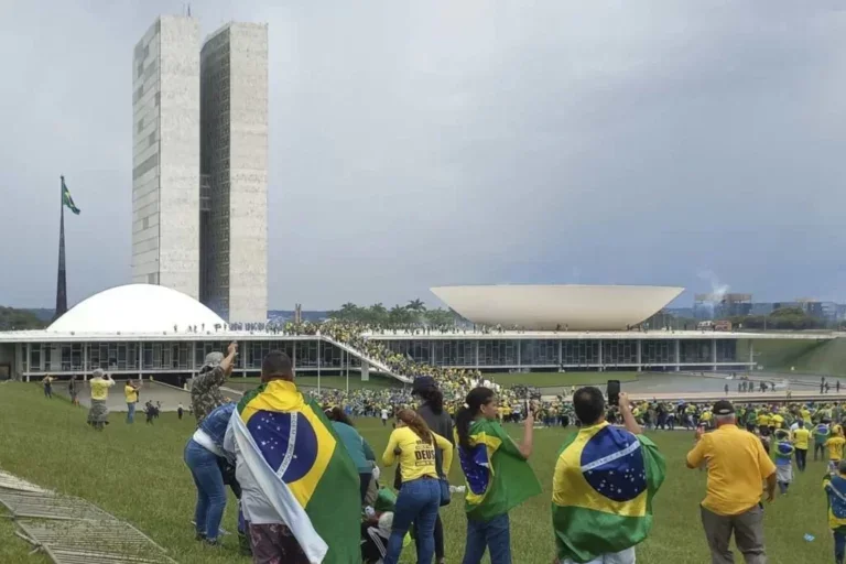Manifestantes furam bloqueio policial, invadem o Congresso e tentam entrar no Palácio do Planalto