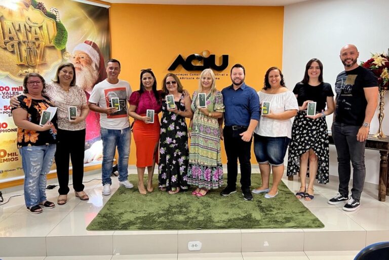 Felizardos recebem aparelhos IPhone 13 da campanha Natal de Luz em Umuarama