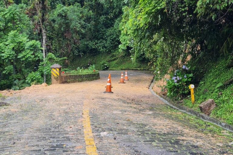 Estrada da Graciosa permanece fechada para avaliação do pavimento após queda de barreira