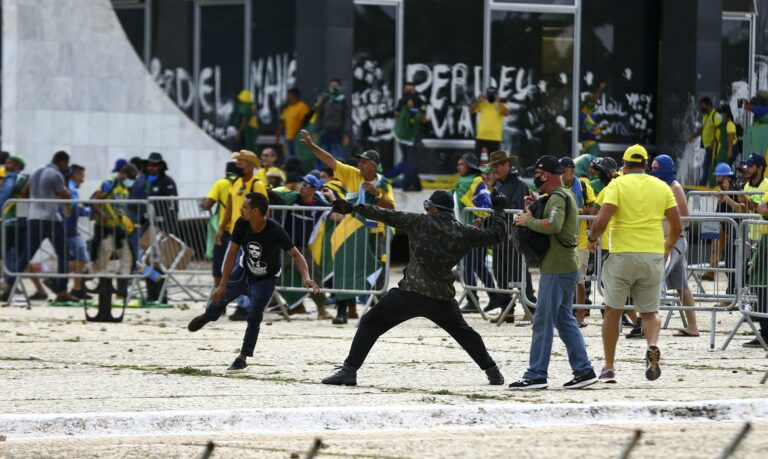 Manifestantes invadem o Congresso, o Palácio do Planalto e o STF