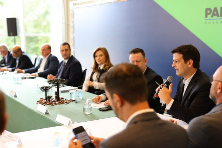 Governador Ratinho Junior cobra redução de gastos e eficiência em reunião com equipe