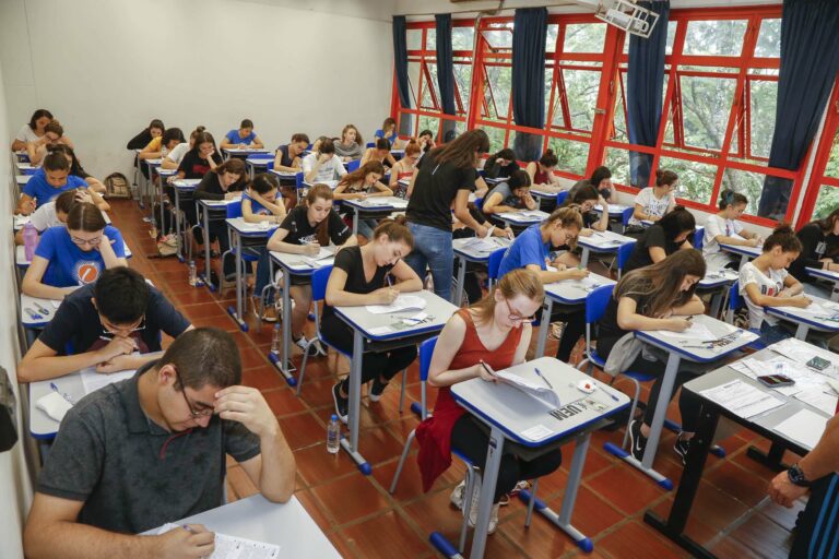 Quase 13,5 mil candidatos são esperados para o vestibular da UEM neste domingo