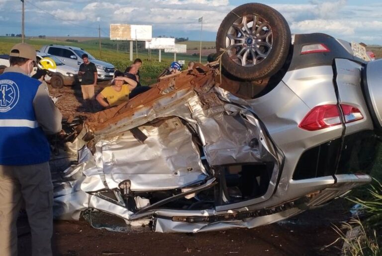 Acidente grave com dois veículos capotados é registrado na PR-323 em Cianorte