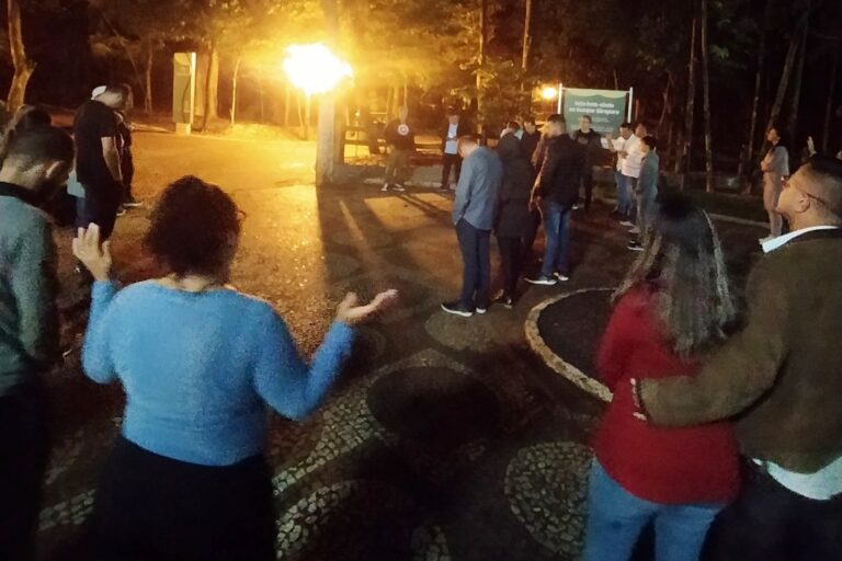 Umuarama: Membros da igreja fazem oração em frente a bosque onde ocorreram homicídios