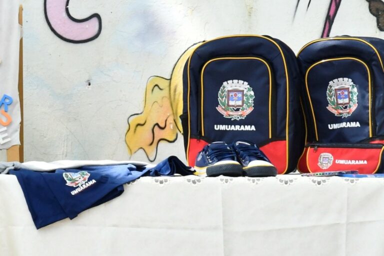 Resposta para críticas à distribuição de material escolar e uniformes aos alunos de Umuarama