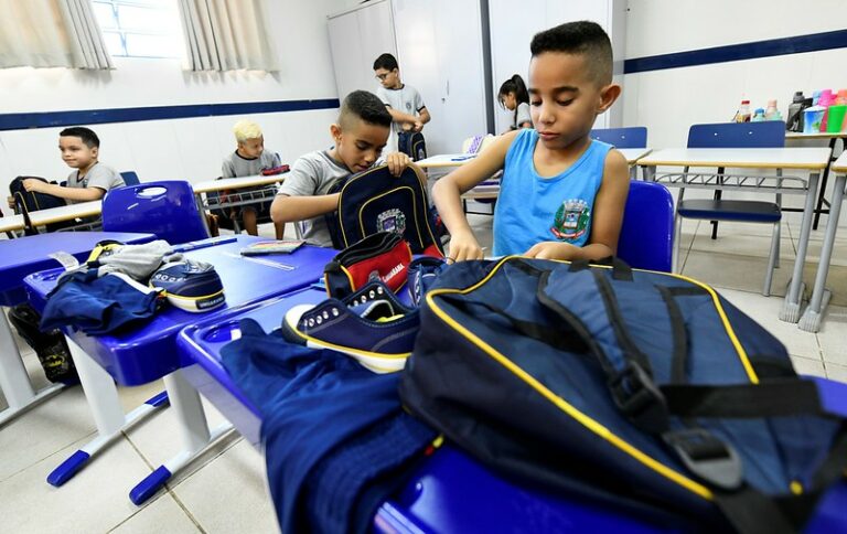 Alunos de Umuarama recebem materiais escolares e uniformes na volta as aulas
