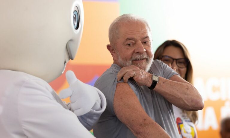 Presidente Lula é imunizado no lançamento da campanha nacional de vacinação