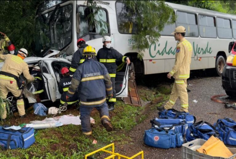 Colisão entre carro e ônibus na rodovia PR-323 deixa duas pessoas feridas