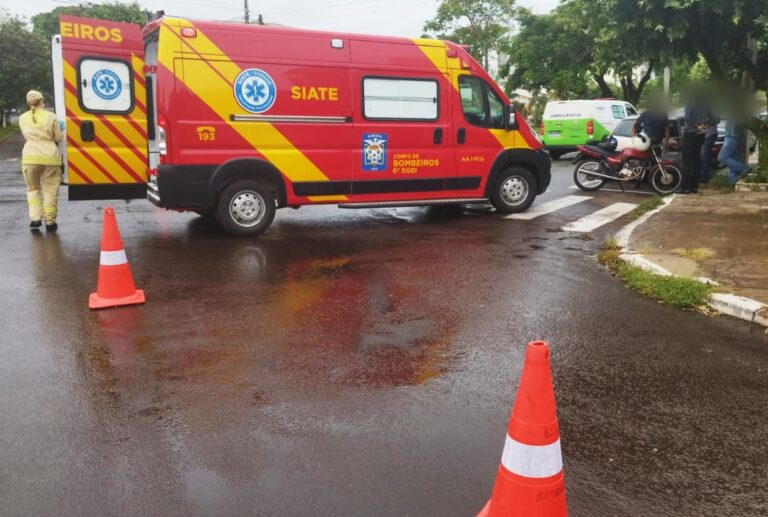 Mulher fica ferida após colisão de moto com automóvel em cruzamento de Umuarama