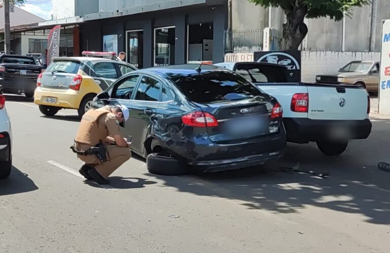 Três carros se envolvem em colisão perto da Praça Anchieta; um condutor foi socorrido
