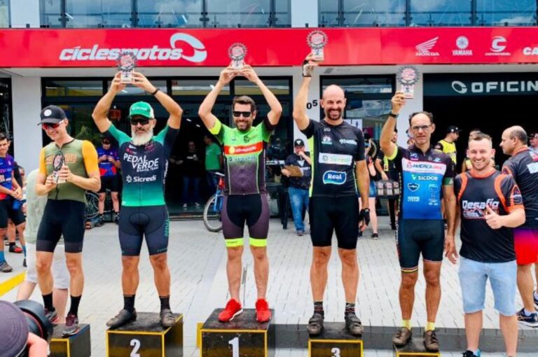 Equipe de Umuarama compete com 8 ciclistas e todos conquistam lugares no pódio
