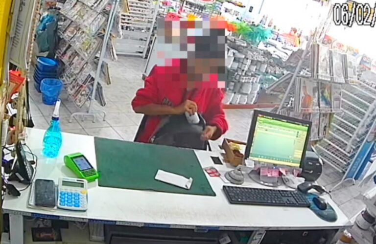 Vídeo mostra mulher furtando cofre de moedas da Uopeccan em loja do centro de Umuarama
