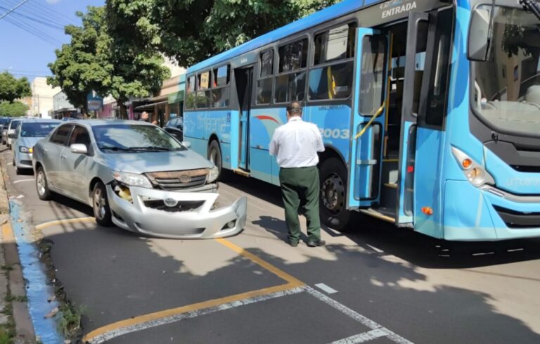 Colisão entre carro e ônibus é registrada na Rua Ministro Oliveira Salazar