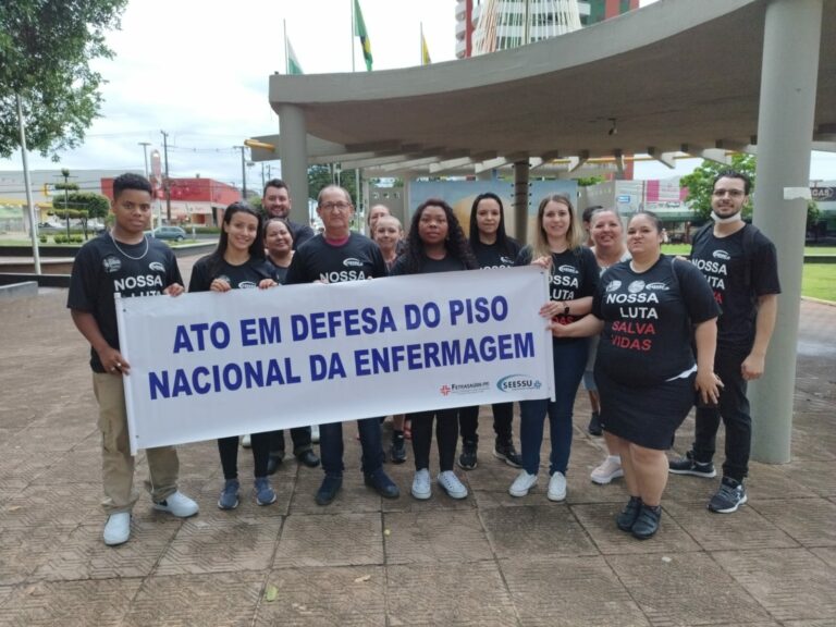 Sindicato realiza manifestação reivindicando o pagamento do piso salarial dos enfermeiros