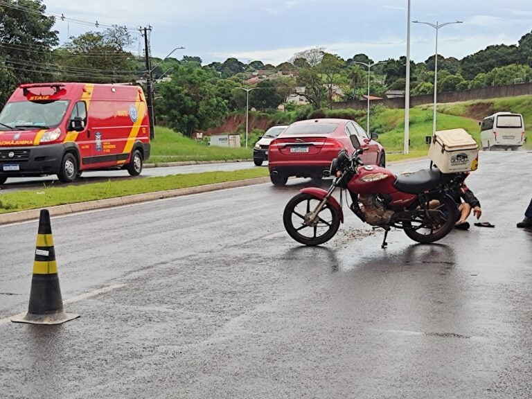 Mecânico sofre escoriações após queda de moto na avenida Portugal