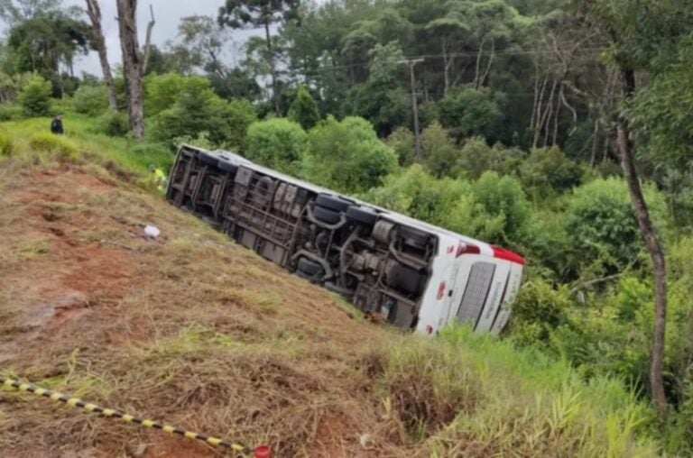 Sete sobreviventes de ônibus que tombou na BR-277 seguem internados na Santa Casa de Irati