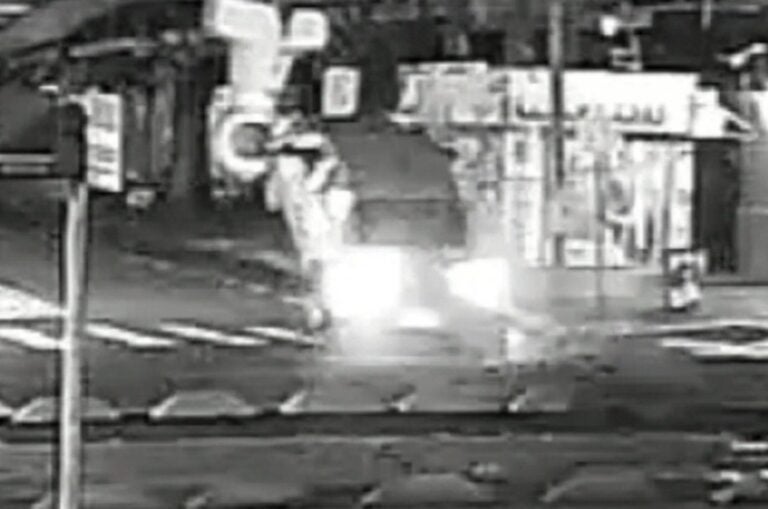 Veículo em alta velocidade rampa em blocos de concreto e sai ‘voando’ no centro de Maringá