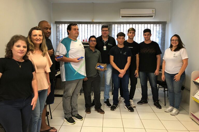 Alunos do IFPR Umuarama criam placas de identificação em Braille utilizando impressora 3D
