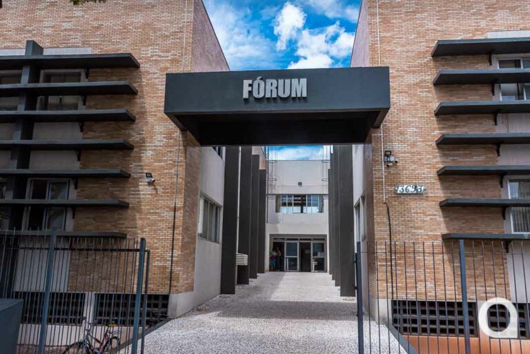 Homem com mandado de prisão é detido pela PM dentro do Fórum de Umuarama