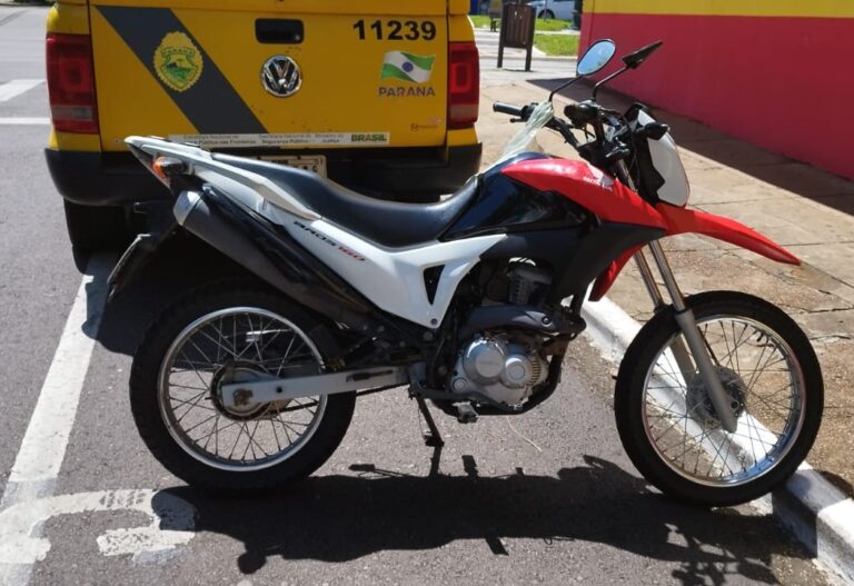 Motociclista é conduzido ao hospital após colisão com caminhão no centro de Umuarama