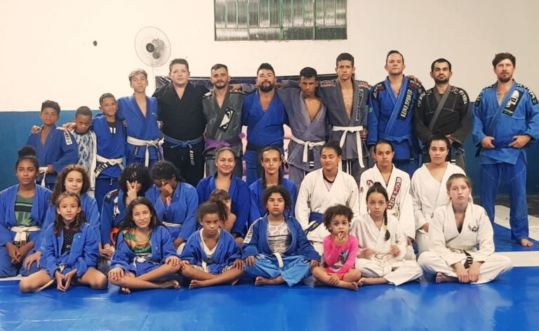 Projeto Anjos do Tatame vende rifa para participar de torneio e pede doação de geladeira
