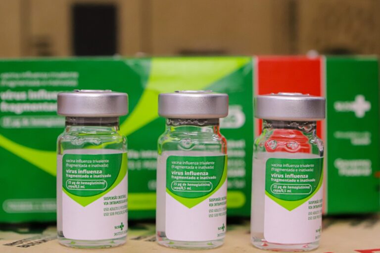 Paraná recebe as primeiras doses de vacinas para a nova campanha contra a gripe