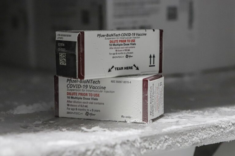 Paraná recebe 500 mil doses de vacinas contra a Covid-19 para bebês e crianças