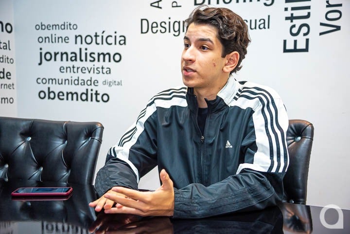 O jovem prodígio Davi Jardim Guidelli sentado dando entrevista para um repórter do OBemdito