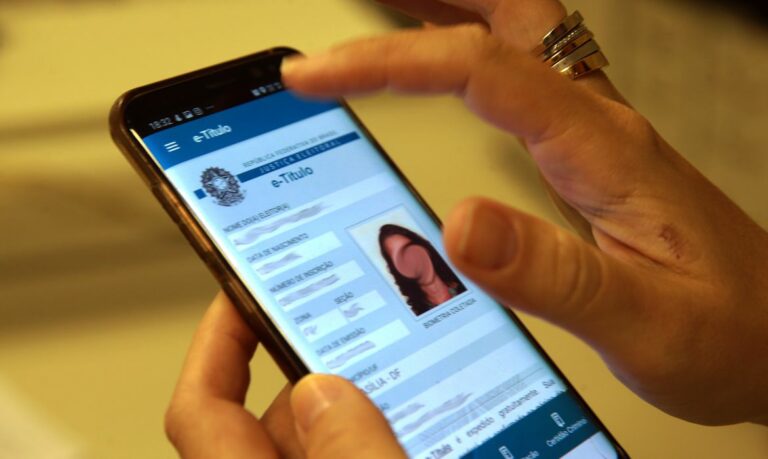 Jovens que completaram 15 anos podem tirar título de eleitor, mesmo votando apenas aos 16 anos