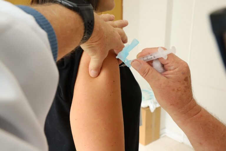 Com 2 meses de campanha, Paraná aplicou 2 milhões de doses contra a gripe