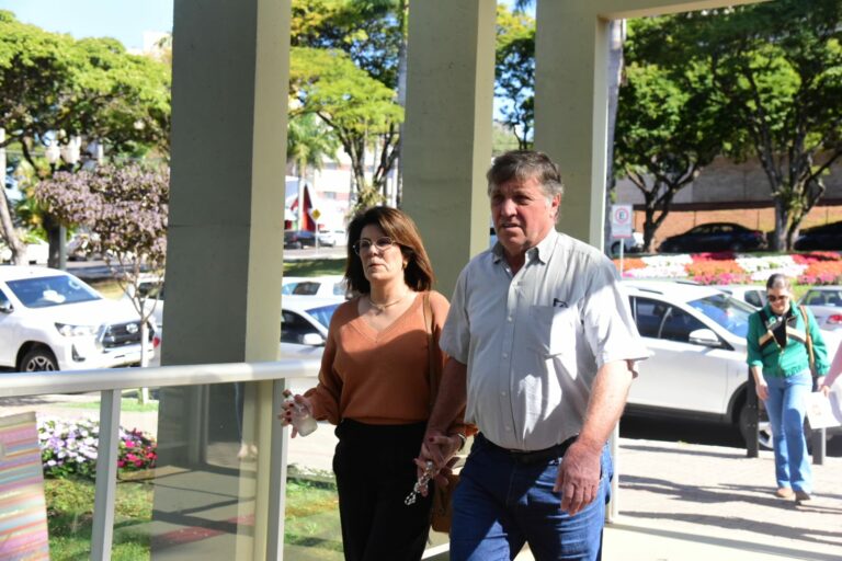 Pozzobom volta pela porta da frente e é recebido com aplausos na Prefeitura