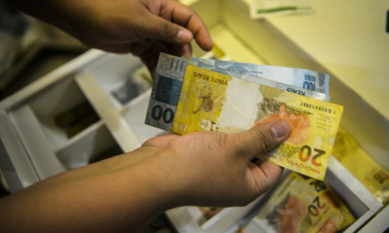Bancos alertam para golpes envolvendo o Programa Desenrola Brasil